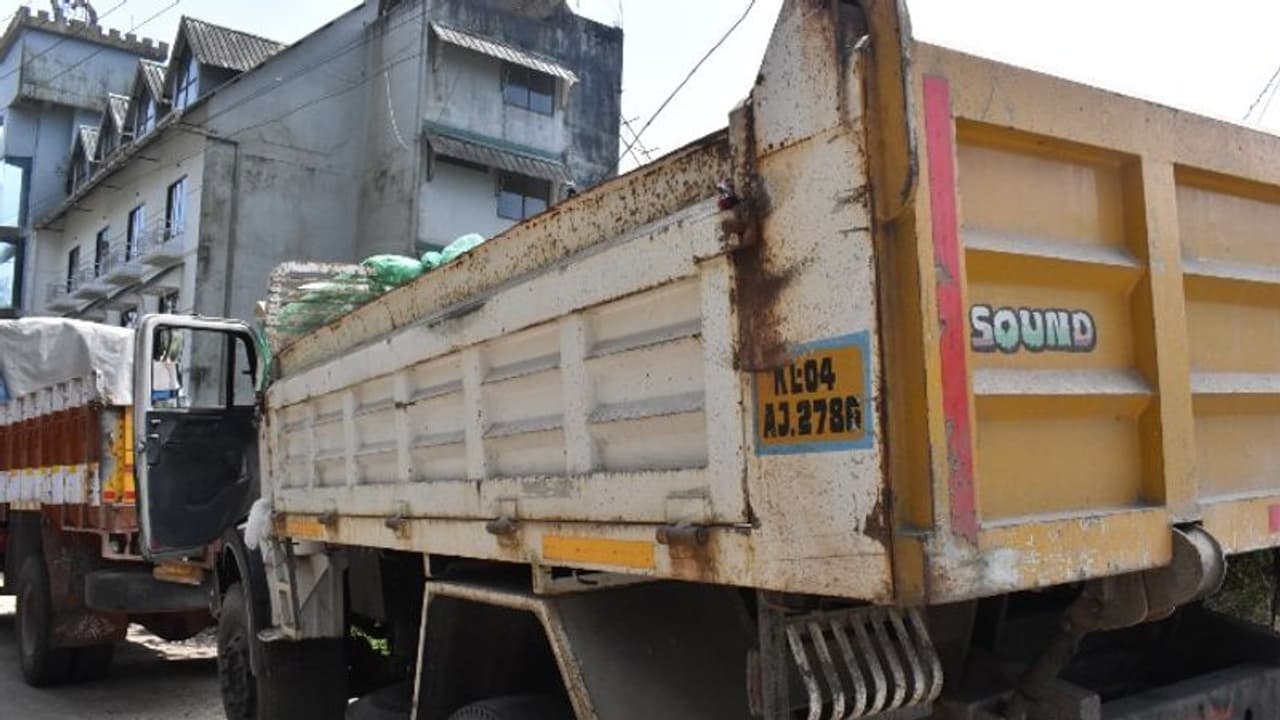 Battery theft in Munnar : മൂന്നാറിൽ ലോറികളിൽ നിന്ന് തുടർച്ചയായി ബാറ്ററി മോഷണം, പ്രതികളെ കണ്ടെത്താനാകാതെ പൊലീസ്