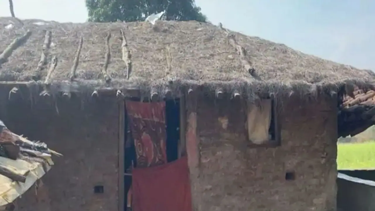 अजब एमपी में गजब हो गया : PM आवास योजना के तहत बना दिए कच्चे मकान, घूस के साथ मुर्गा भी ले गए अधिकारी अजब एमपी में गजब हो गया : PM आवास योजना के तहत बना दिए कच्चे मकान, घूस के साथ मुर्गा भी ले गए अधिकारी