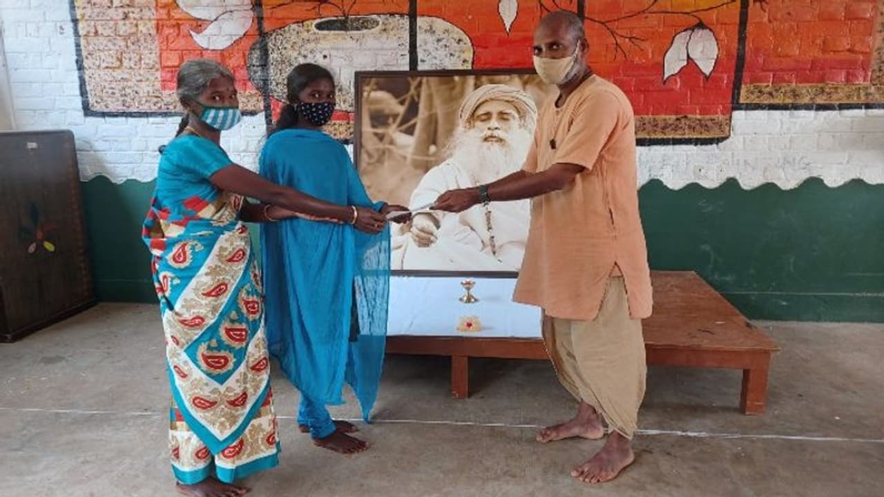 பழங்குடி மற்றும் கிராம மாணவர்களுக்கு கல்வி உதவித்தொகை வழங்கி உதவும் ஈஷா!