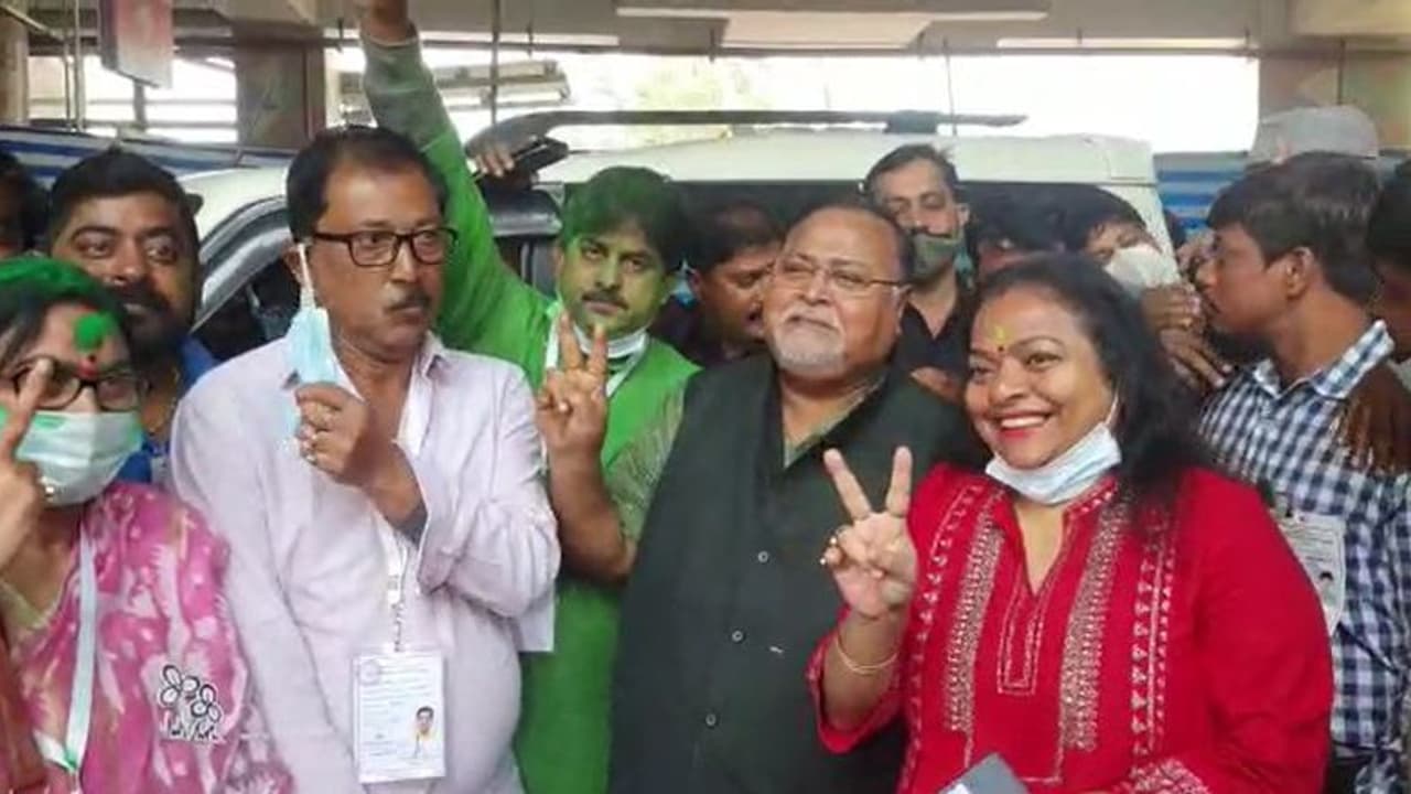 KMC Election 2021: নিজের হাতেই রাখলেন এলাকার দখল, একদা শোভন গড়ে তাঁর থেকেও বেশি ভোটে জয়ী রত্না KMC Election 2021: নিজের হাতেই রাখলেন এলাকার দখল, একদা শোভন গড়ে তাঁর থেকেও বেশি ভোটে জয়ী রত্না