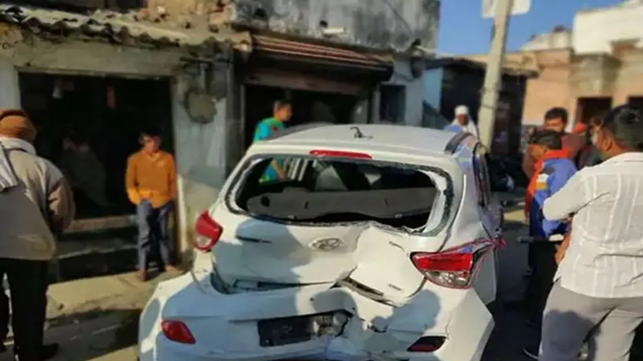 दिल दहला देने वाला एक्सीडेंट : 100 की स्पीड में कार ने मां बेटी को हवा में उछाला, मौत की चीख सुन कांप उठे लोग