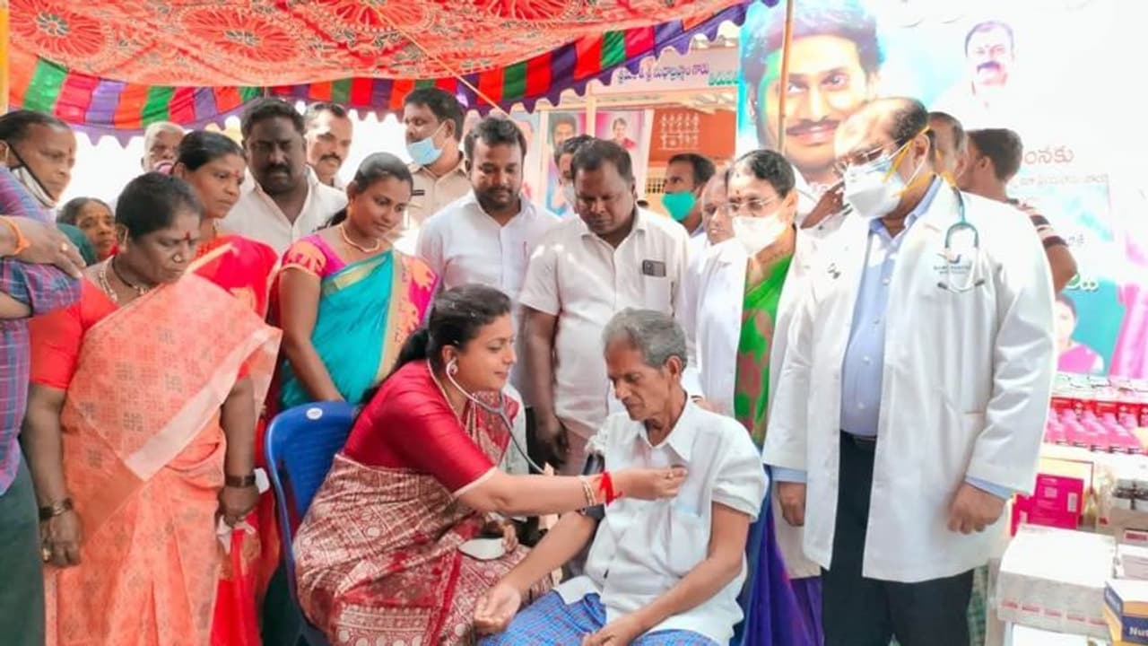 Doctor Roja: திடீரென ஸ்டெதாஸ்கோப்வுடன் தொகுதி மக்களுக்கு மருத்துவம் பார்த்த ரோஜா. வைரஸ் வீடியோ. Doctor Roja: திடீரென ஸ்டெதாஸ்கோப்வுடன் தொகுதி மக்களுக்கு மருத்துவம் பார்த்த ரோஜா. வைரஸ் வீடியோ.