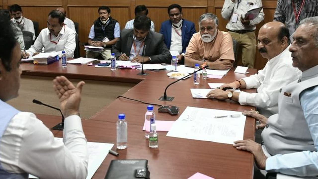 Private School: ಬೊಮ್ಮಾಯಿ ಹೊರಟ್ಟಿ ಮಹತ್ವದ ಸಭೆ, ಖಾಸಗಿ ಶಾಲೆ, ಶಿಕ್ಷಕರಿಗೆ ಗುಡ್‌ ನ್ಯೂಸ್