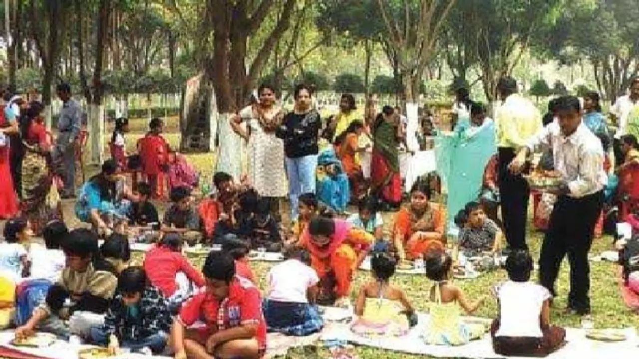 Student Picnic: আদিবাসী পড়ুয়াদের বিদ্যালয়মুখী করতে নাচে গানে মজার বনভোজন Student Picnic: আদিবাসী পড়ুয়াদের বিদ্যালয়মুখী করতে নাচে গানে মজার বনভোজন