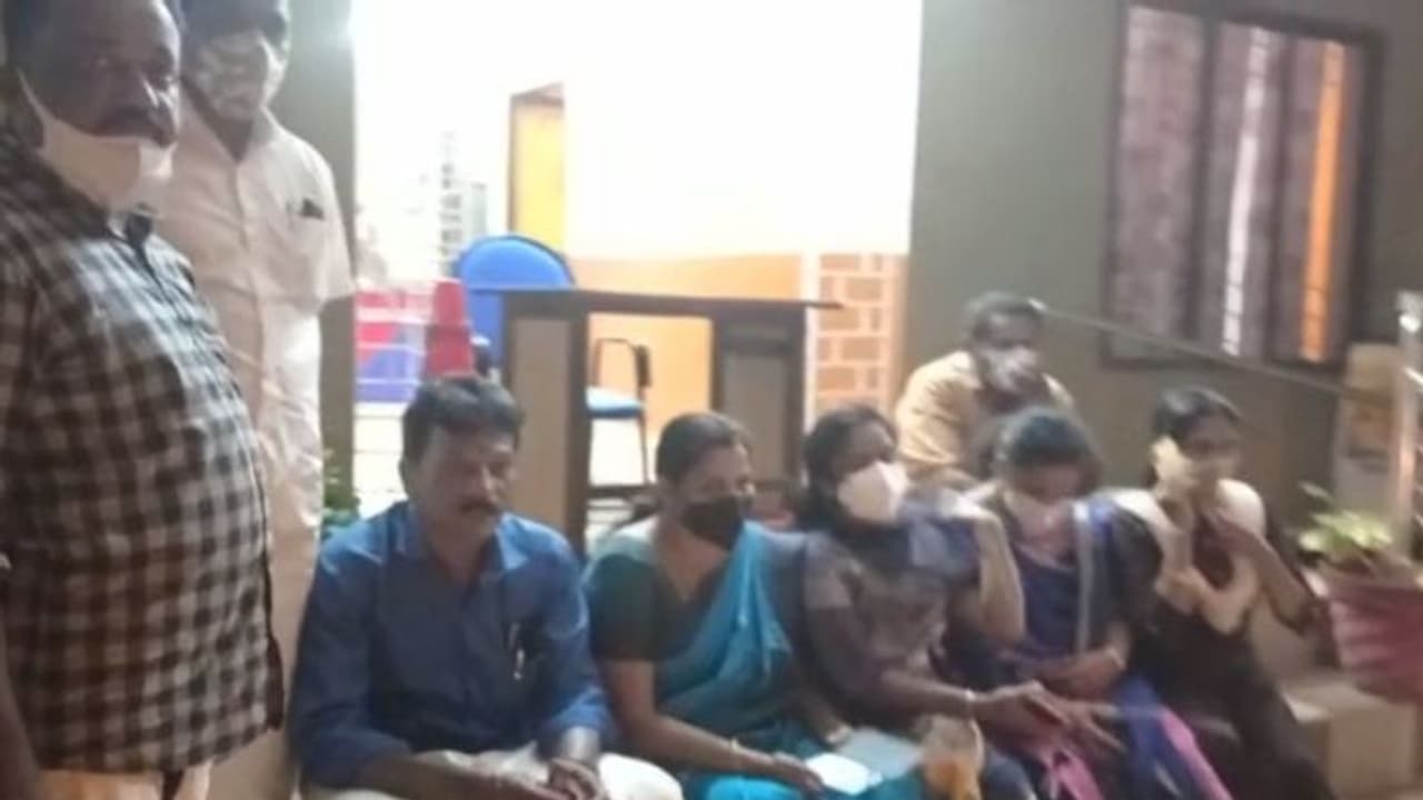 കൊല്ലത്ത് വനിത പഞ്ചായത്ത് പ്രസിഡന്റിന് പൊലീസ് മർദ്ദനം; സിപിഎം പ്രതിഷേധം കൊല്ലത്ത് വനിത പഞ്ചായത്ത് പ്രസിഡന്റിന് പൊലീസ് മർദ്ദനം; സിപിഎം പ്രതിഷേധം
