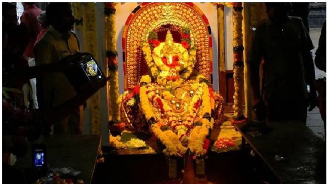 Sabarimala Pilgrimage : ശബരിമല ; തങ്ക അങ്കി രഥഘോഷയാത്ര പുറപ്പെട്ടു; ശനിയാഴ്ച വൈകീട്ട് സന്നിധാനത്തെത്തും Sabarimala Pilgrimage : ശബരിമല ; തങ്ക അങ്കി രഥഘോഷയാത്ര പുറപ്പെട്ടു; ശനിയാഴ്ച വൈകീട്ട് സന്നിധാനത്തെത്തും