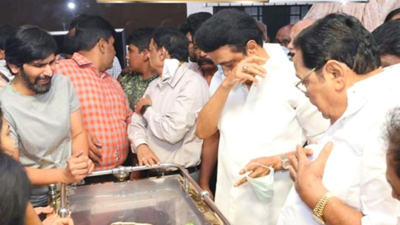 “கோபாலபுர குடும்பத்தின் முக்கியமான தூண் சரிந்துவிட்டது..” 2 முறை அஞ்சலி செலுத்திய முதல்வர் “கோபாலபுர குடும்பத்தின் முக்கியமான தூண் சரிந்துவிட்டது..” 2 முறை அஞ்சலி செலுத்திய முதல்வர்