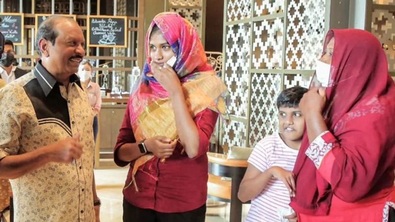 Yusuff Ali Helps Shahrin : ഫാസ് ടാഗ് വിറ്റ് കുടുംബം പുലർത്തുന്ന പെൺകുട്ടിക്ക് ഇനി യൂസഫലിയുടെ തണൽ.. Yusuff Ali Helps Shahrin : ഫാസ് ടാഗ് വിറ്റ് കുടുംബം പുലർത്തുന്ന പെൺകുട്ടിക്ക് ഇനി യൂസഫലിയുടെ തണൽ..