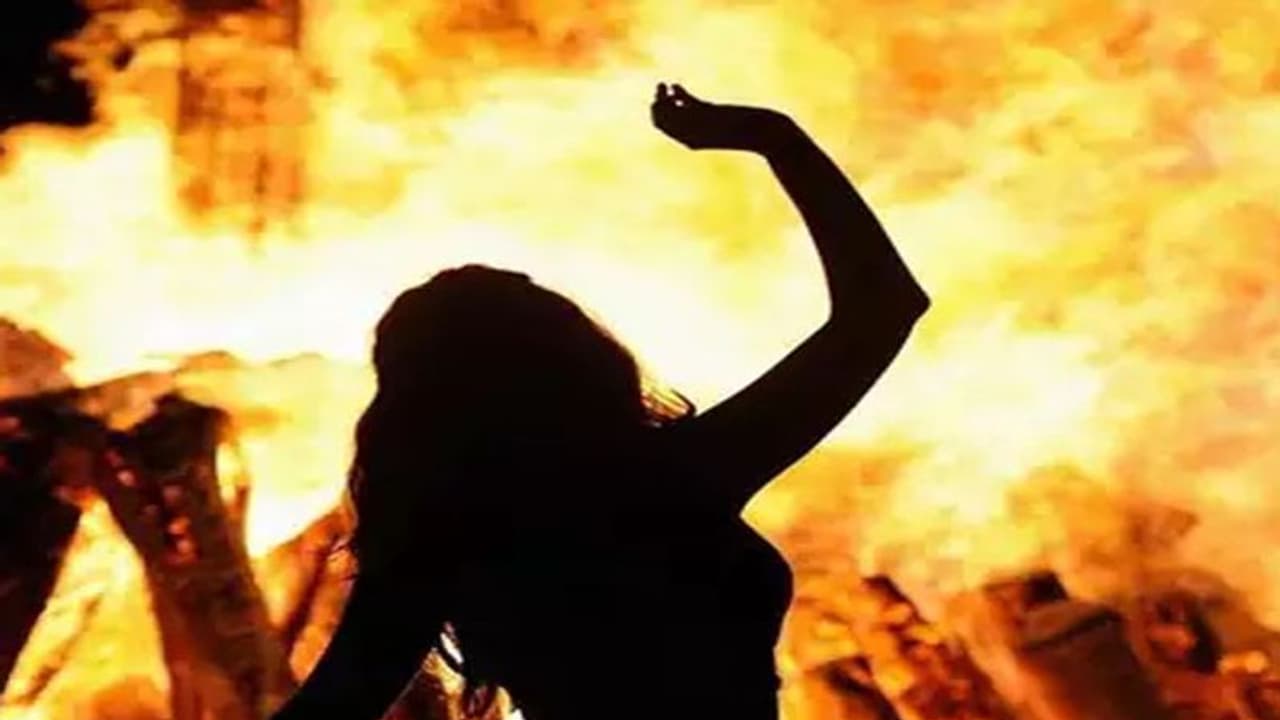 ஓயாமல் டார்ச்சர்.. மாமியாரை எரித்து கொன்று நாடகமாடிய மருமகள்.. வெளியான திடுக்கிடும் தகவல்..!