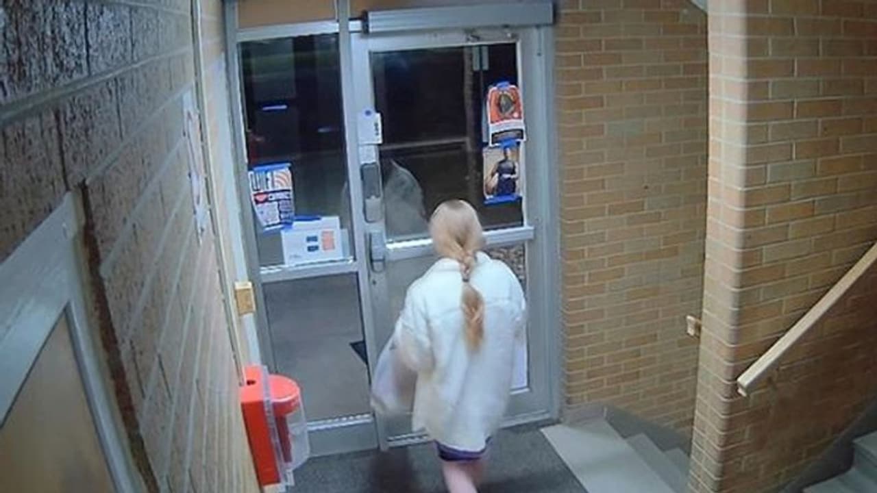 'आई लव यू...' इस मैसेज ने बचाई लड़की की जान, एक तहखाने में नग्न हालत में मिली थी 'आई लव यू...' इस मैसेज ने बचाई लड़की की जान, एक तहखाने में नग्न हालत में मिली थी