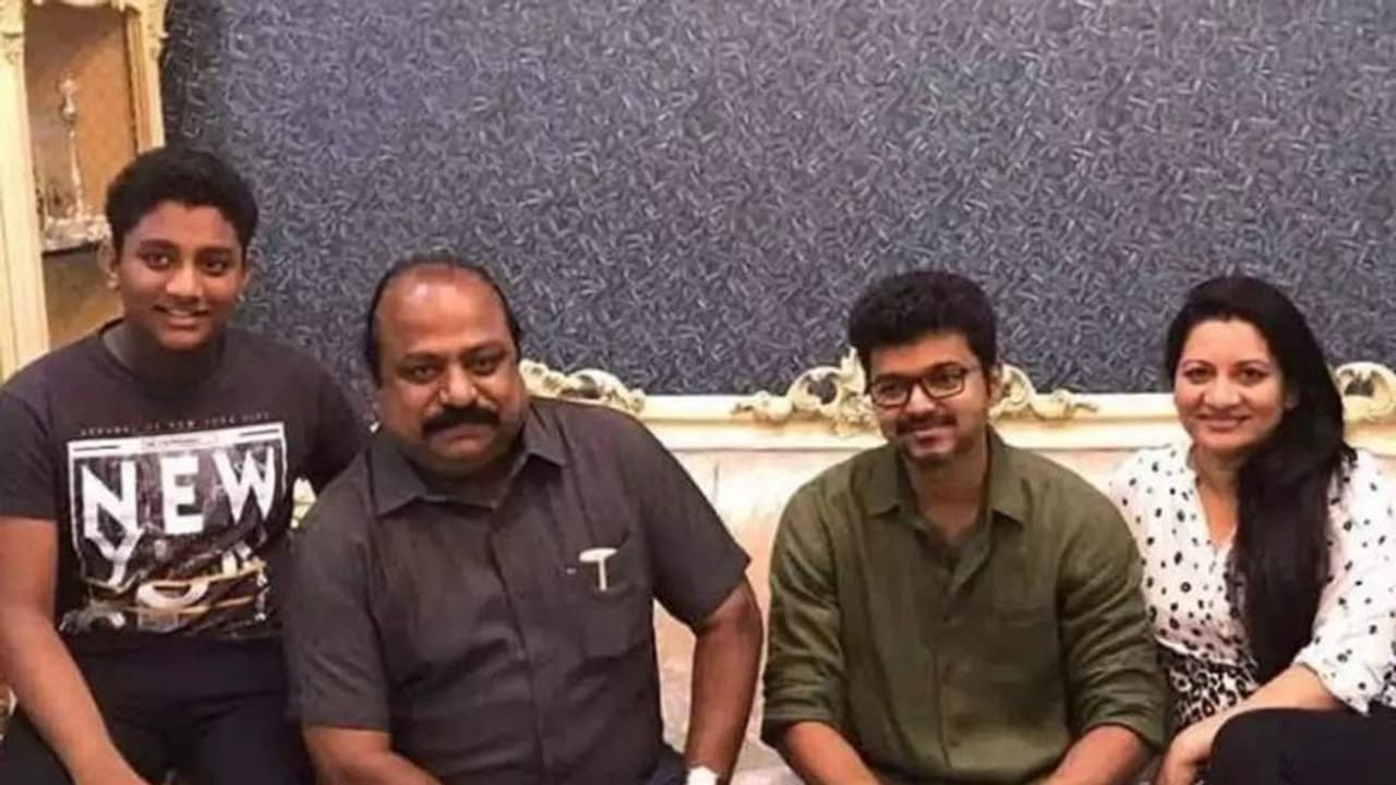 ஸ்கெட்ச் போட்டு வளைத்த வருமானவரித்துறை.. விஜய் மாமாவுக்கு ஆப்பு.. ஆடிப்போன எஸ்ஏசி. ஸ்கெட்ச் போட்டு வளைத்த வருமானவரித்துறை.. விஜய் மாமாவுக்கு ஆப்பு.. ஆடிப்போன எஸ்ஏசி.