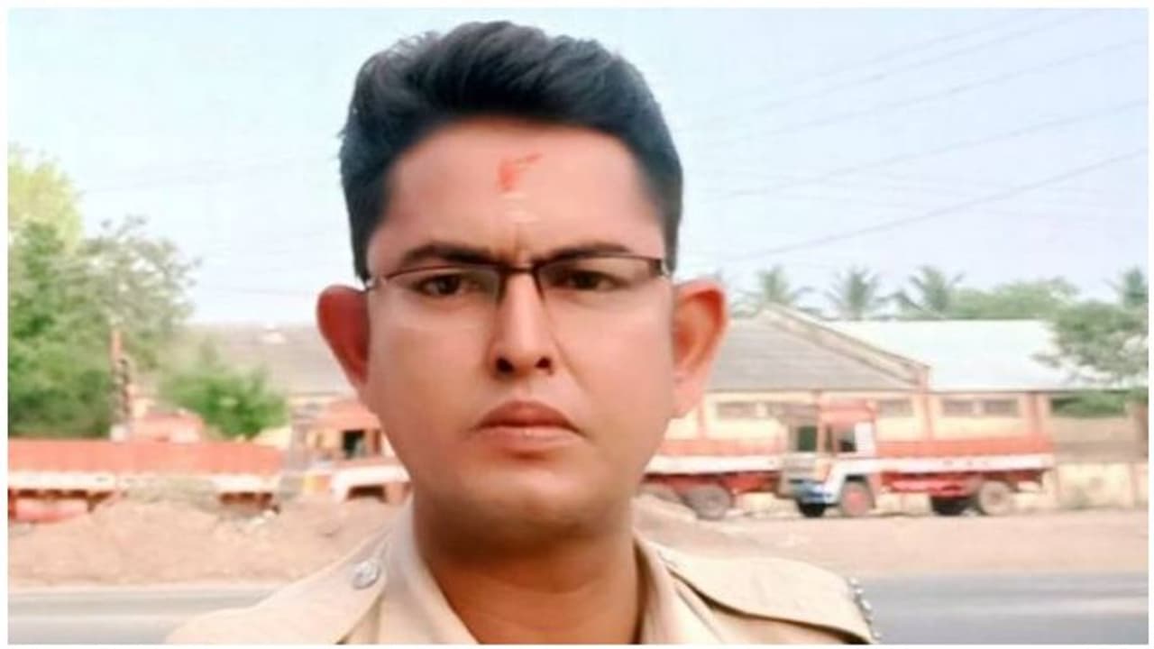 கூட்டத்தை விரட்டியடித்த போலீசார்... அங்கேயே நின்ற ஏட்டு பலி... அதிர்ஷ்டத்தால் உயிர் தப்பிய மக்கள்..!