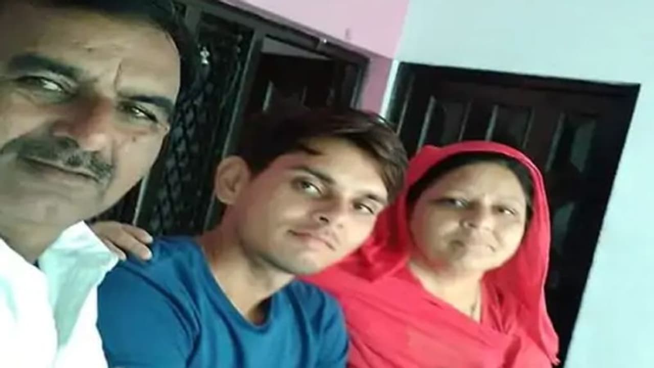 MP Panchayat Election: एक ही पंचायत से चुनाव लड़ रहे पति पत्नी, अपने अपने लिए मांग रहे वोट..दिलचस्प है कहानी MP Panchayat Election: एक ही पंचायत से चुनाव लड़ रहे पति पत्नी, अपने अपने लिए मांग रहे वोट..दिलचस्प है कहानी