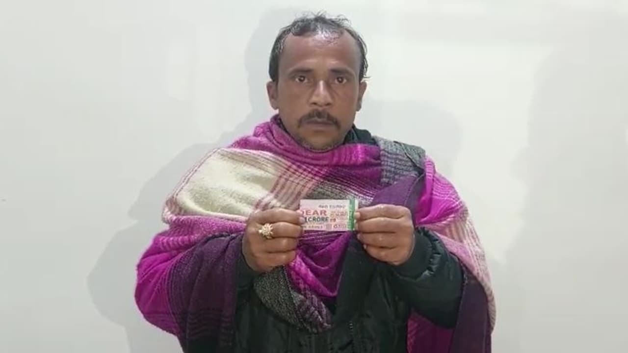 ৪ মেয়ের বিয়ে দেওয়ার জন্য কাটতেন লটারি, মাত্র ৬০ টাকাতেই বাজিমাত রায়গঞ্জের দীপকের