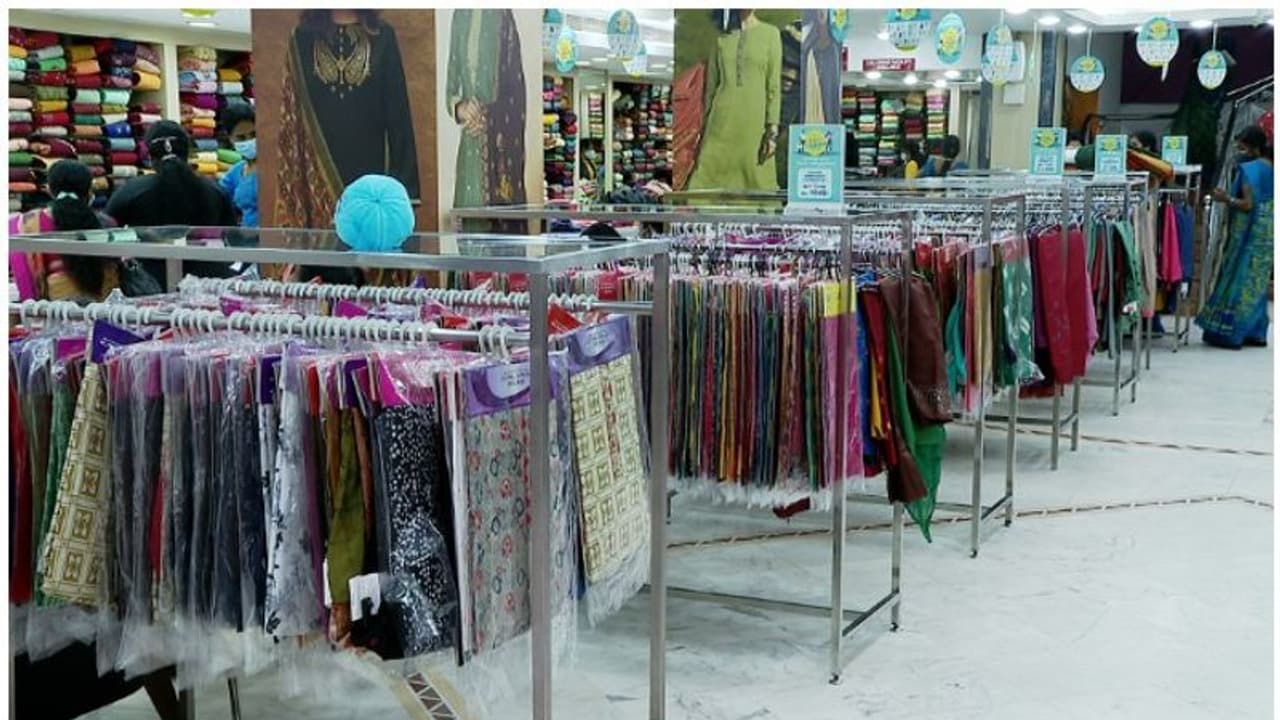 GST Rate On Fabrics : വസ്ത്രങ്ങള്‍ക്ക് ജിഎസ്‍ടി നിരക്ക് കൂട്ടി; വലിയ തിരിച്ചടിയെന്ന് വ്യാപാരികള്‍, പ്രതിഷേധം