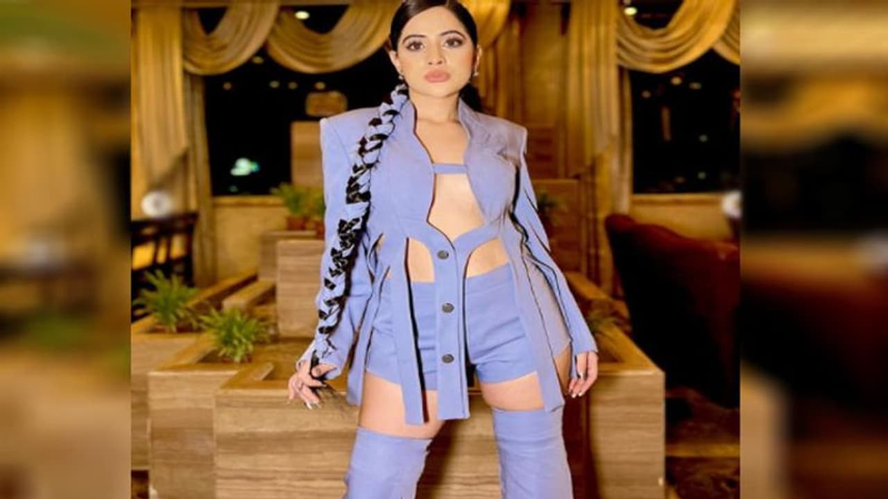 Urfi Javed ने फॉर्मल्स से बनाया अतरंगी ड्रेस, अजीबो गरीब फैशन देख फैंस ने पूछा क्या आप दिमागी रूप से सही हो Urfi Javed ने फॉर्मल्स से बनाया अतरंगी ड्रेस, अजीबो गरीब फैशन देख फैंस ने पूछा क्या आप दिमागी रूप से सही हो