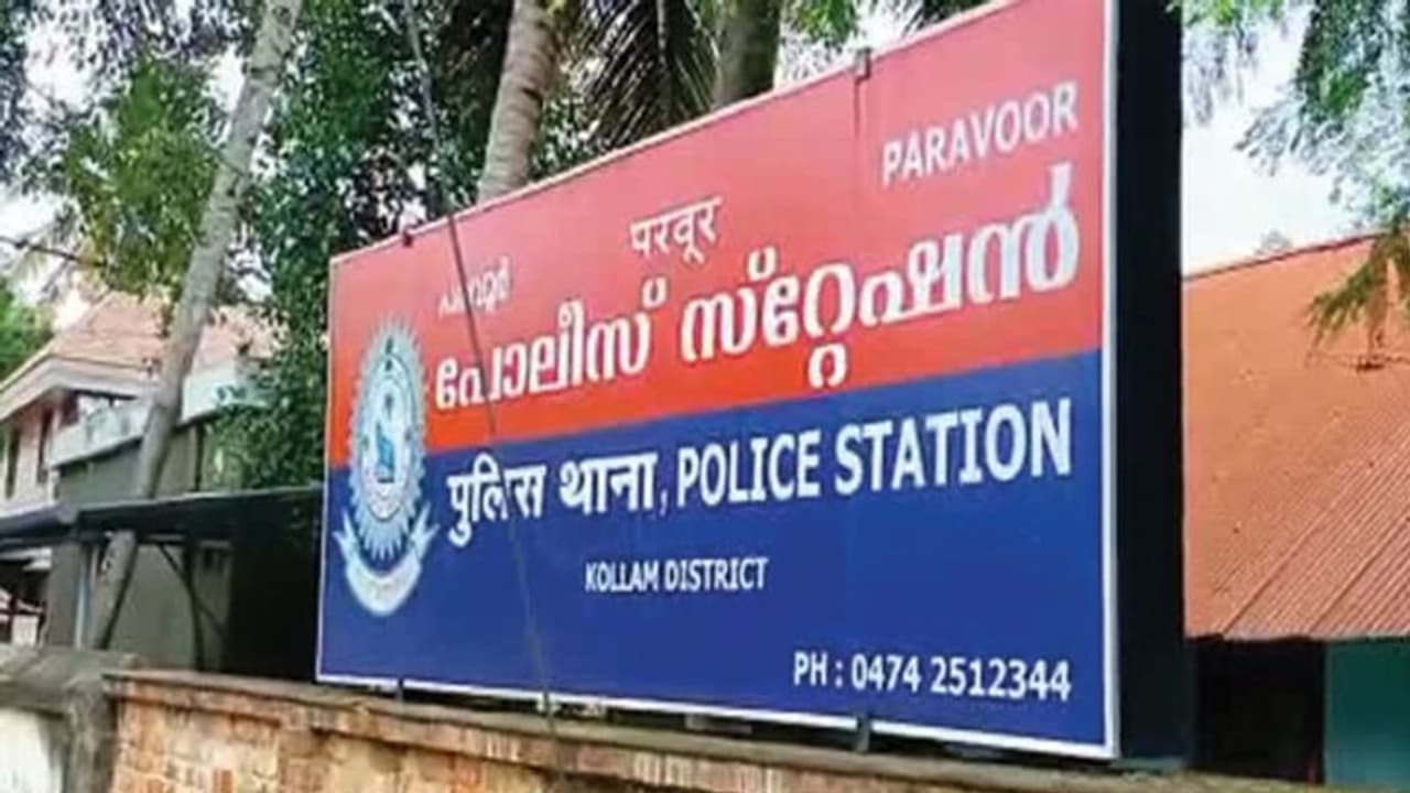 Suicide Attempt at Police Station : പരവൂർ പൊലീസ് സ്റ്റേഷന് മുന്നിൽ യുവതി ആത്മഹത്യക്ക് ശ്രമിച്ചു Suicide Attempt at Police Station : പരവൂർ പൊലീസ് സ്റ്റേഷന് മുന്നിൽ യുവതി ആത്മഹത്യക്ക് ശ്രമിച്ചു