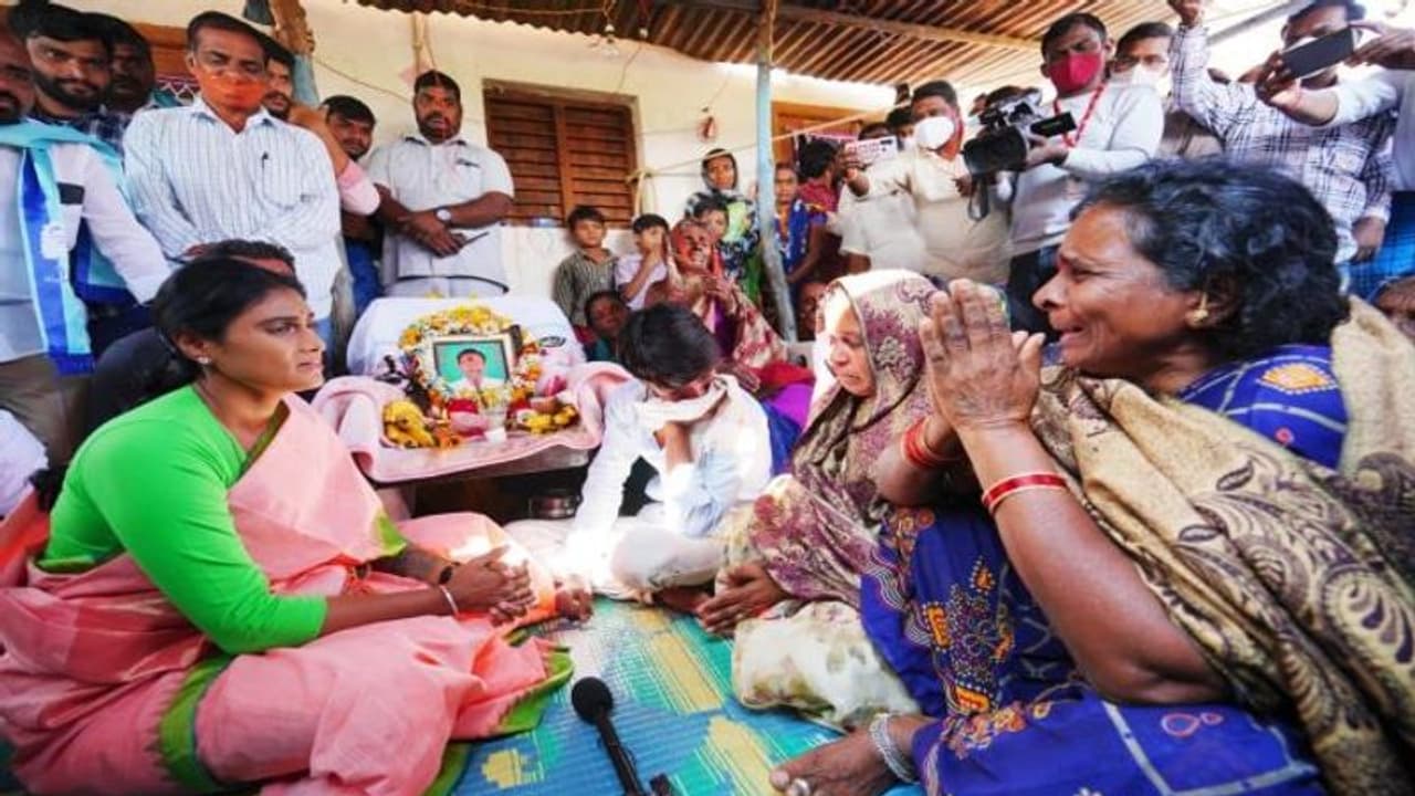 కేసీఆర్ కు పాలన చేతగాకే ధర్నాలు, చావుడప్పులు... వరి వద్దన్న ఈ సీఎం ఇక మనకొద్దు: షర్మిల ఫైర్ కేసీఆర్ కు పాలన చేతగాకే ధర్నాలు, చావుడప్పులు... వరి వద్దన్న ఈ సీఎం ఇక మనకొద్దు: షర్మిల ఫైర్