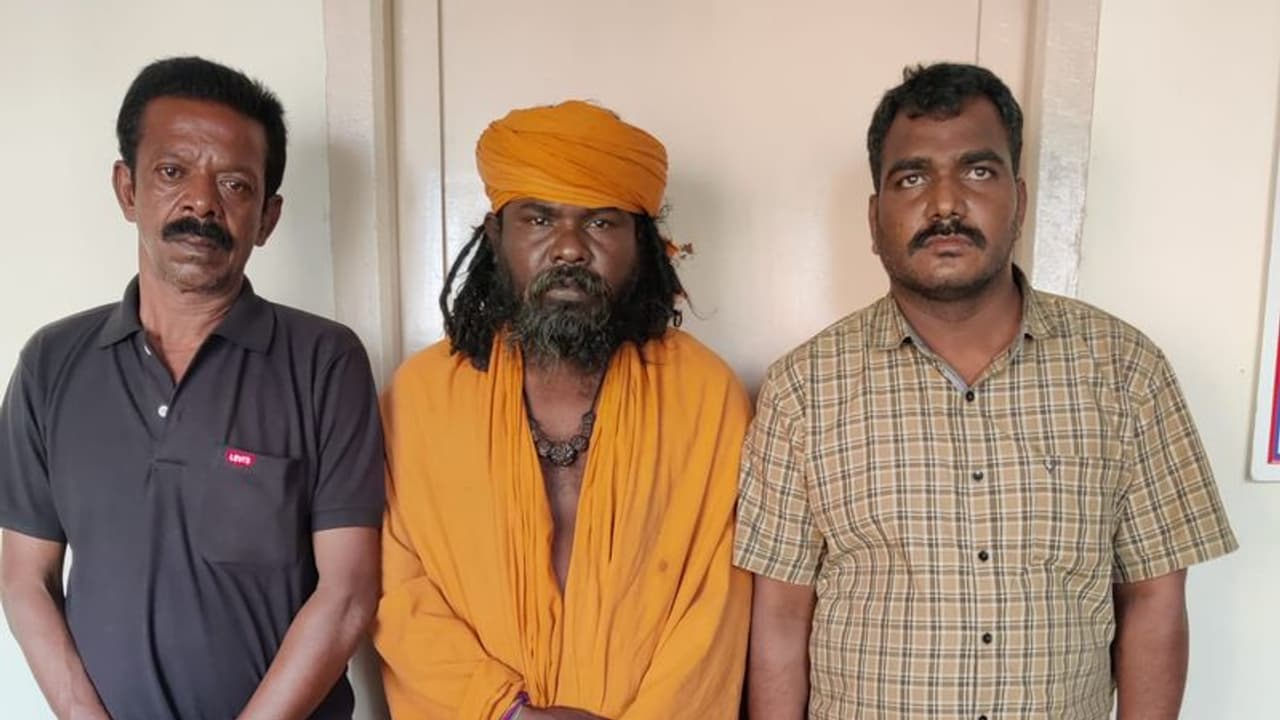 கோயில் வாசலில்.. சாமியார் வேடத்தில் கஞ்சா.. ஸ்கெட்ச் போட்டு போலீ சாமியரை தூக்கிய போலீஸ். கோயில் வாசலில்.. சாமியார் வேடத்தில் கஞ்சா.. ஸ்கெட்ச் போட்டு போலீ சாமியரை தூக்கிய போலீஸ்.