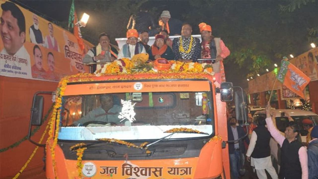 कैबिनेट मंत्री लक्ष्मी नारायण ने औरंगजेब से की अखिलेश की तुलना, कहा पिता को कैद कर गद्दी पर बैठे