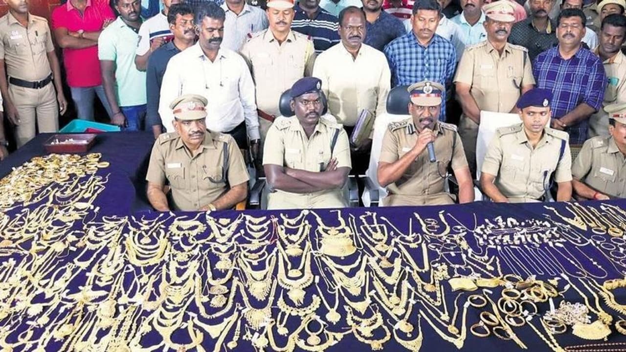 யூடியூப் பார்த்து கொள்ளை.. சிங்க முகமூடி முதல் ருத்ராட்சம் வரை.. ஜோஸ் ஆலுக்காஸ் கொள்ளை குறித்து பகீர்.. யூடியூப் பார்த்து கொள்ளை.. சிங்க முகமூடி முதல் ருத்ராட்சம் வரை.. ஜோஸ் ஆலுக்காஸ் கொள்ளை குறித்து பகீர்..