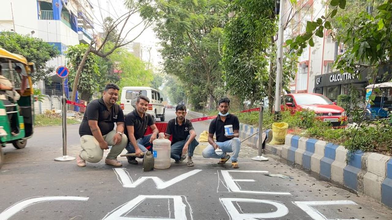 রাস্তায় খানাখন্দ, লেগেই ছিল দুর্ঘটনা, মেরামতিতে নামল ক্যালকাটা ৬৪ ক্যাফে রাস্তায় খানাখন্দ, লেগেই ছিল দুর্ঘটনা, মেরামতিতে নামল ক্যালকাটা ৬৪ ক্যাফে