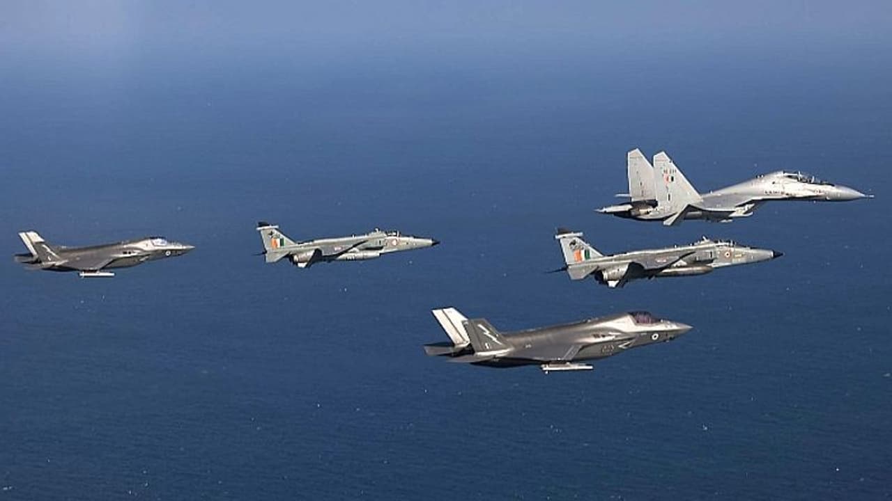 Republic Day parade में भव्य फ्लाईपास्ट: 75 लड़ाकू विमान आजादी के 75 साल पूरे होने पर करेंगे ताकत का मुजाहिरा Republic Day parade में भव्य फ्लाईपास्ट: 75 लड़ाकू विमान आजादी के 75 साल पूरे होने पर करेंगे ताकत का मुजाहिरा