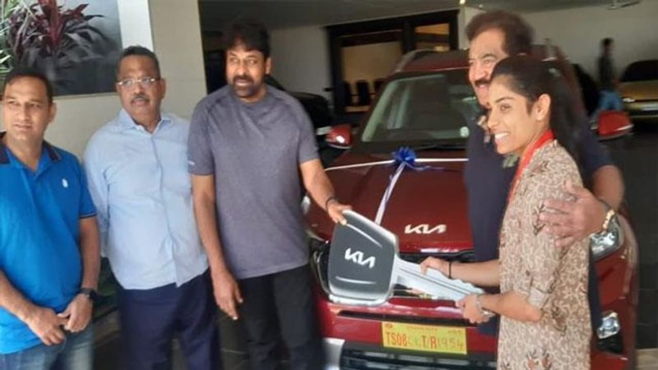 చిరంజీవి చేతుల మీదుగా జిమ్నాస్టిక్ బుద్దా అరుణా రెడ్డికి కారు గిఫ్ట్ చిరంజీవి చేతుల మీదుగా జిమ్నాస్టిక్ బుద్దా అరుణా రెడ్డికి కారు గిఫ్ట్