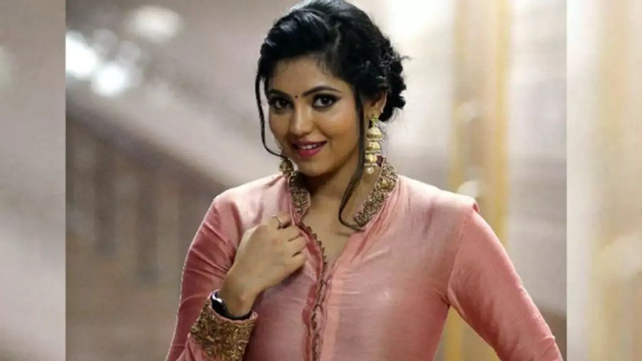 நடிகை அதுல்யாவை குறுகுறுனு பார்த்த நபர்.... திடீரென கிஸ் அடித்ததால் பரபரப்பு வைரலாகும் வீடியோ நடிகை அதுல்யாவை குறுகுறுனு பார்த்த நபர்.... திடீரென கிஸ் அடித்ததால் பரபரப்பு வைரலாகும் வீடியோ