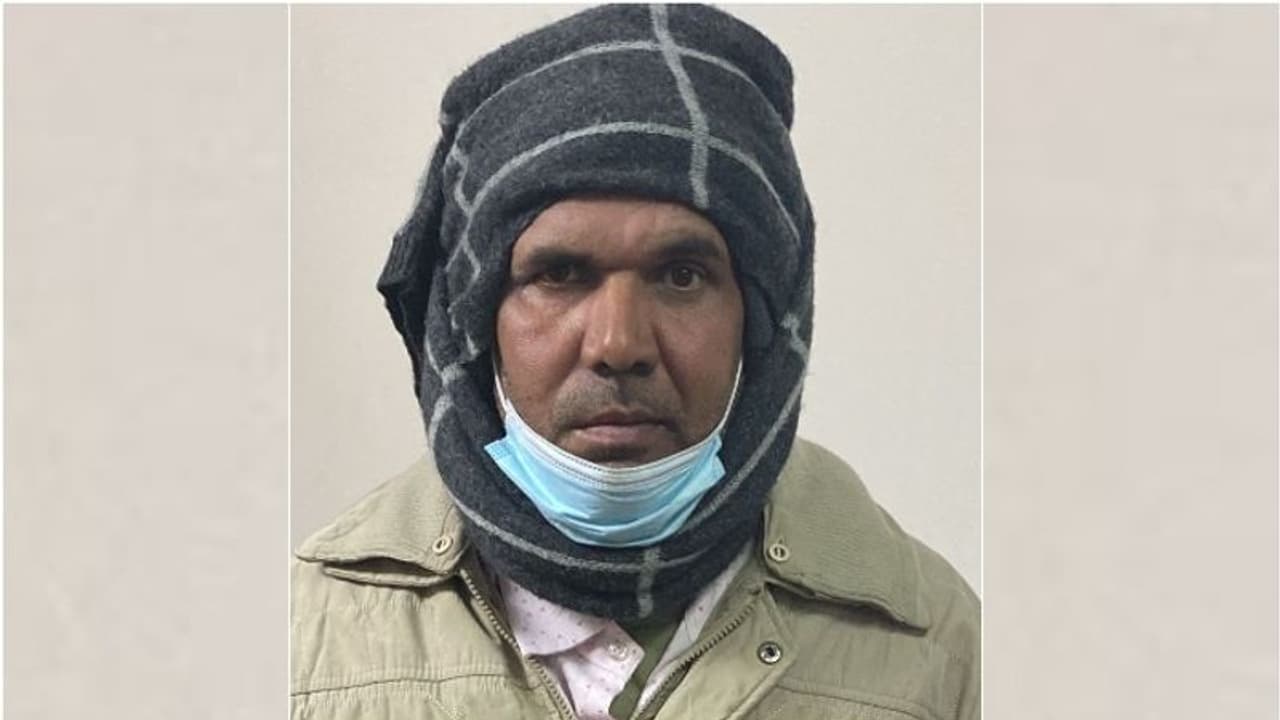 Expat died : നാട്ടിലേക്കുള്ള വിമാനം കാത്തിരിക്കുമ്പോള് ഹൃദയാഘാതം; പ്രവാസി മരിച്ചു Expat died : നാട്ടിലേക്കുള്ള വിമാനം കാത്തിരിക്കുമ്പോള് ഹൃദയാഘാതം; പ്രവാസി മരിച്ചു