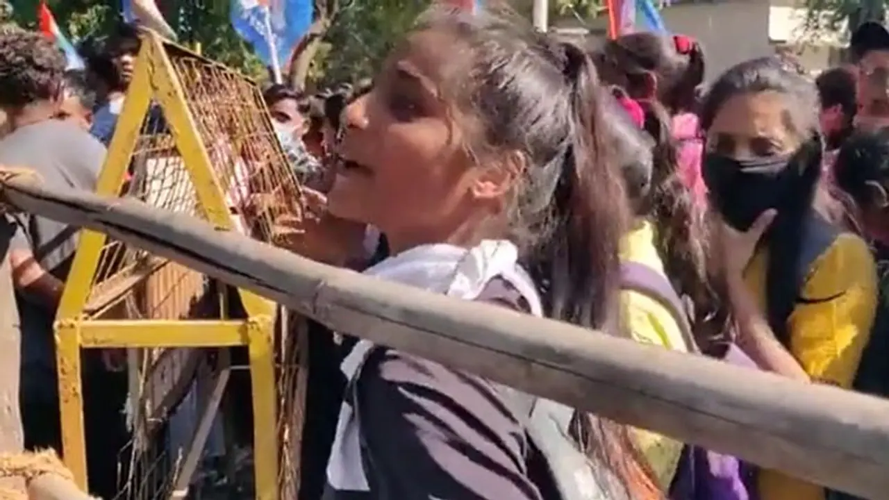 MP की इस बच्ची ने सिस्टम को हिलाया, बोली हमारी मांगें क्यों नहीं सुनते, हमें कलेक्टर बना दो, सब ठीक कर देंगे