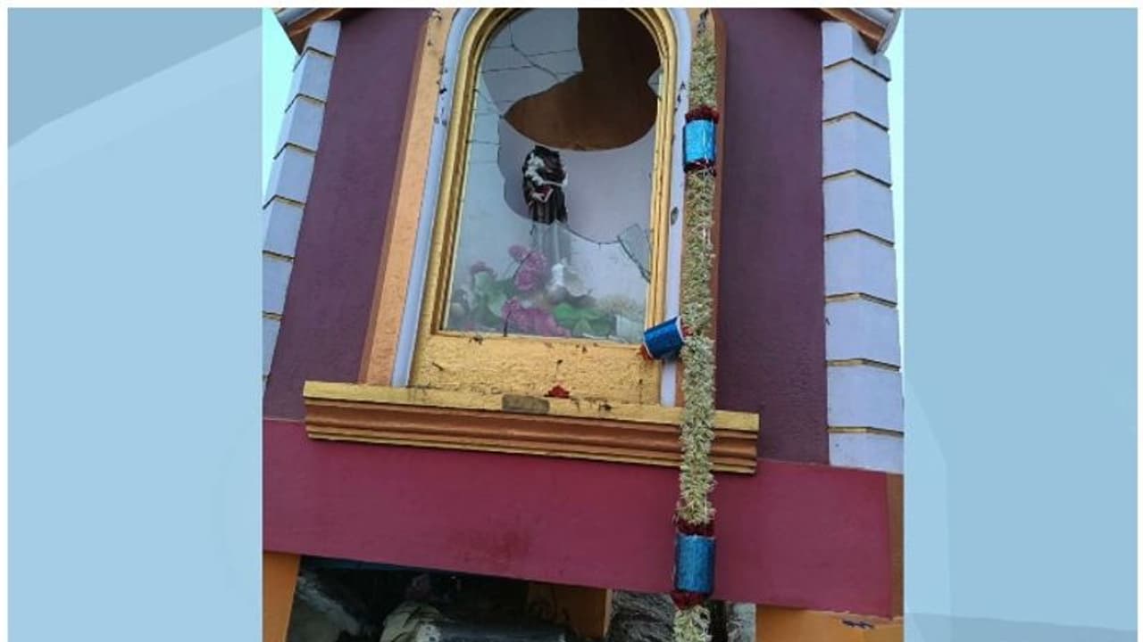 Church Attack : കര്ണാടകയില് ആരാധനാലയം ആക്രമിച്ചു; സെന്റ് ആന്റണീസ് കൂടാരത്തിന്റെ ചില്ലുകള് തകര്ത്തു Church Attack : കര്ണാടകയില് ആരാധനാലയം ആക്രമിച്ചു; സെന്റ് ആന്റണീസ് കൂടാരത്തിന്റെ ചില്ലുകള് തകര്ത്തു
