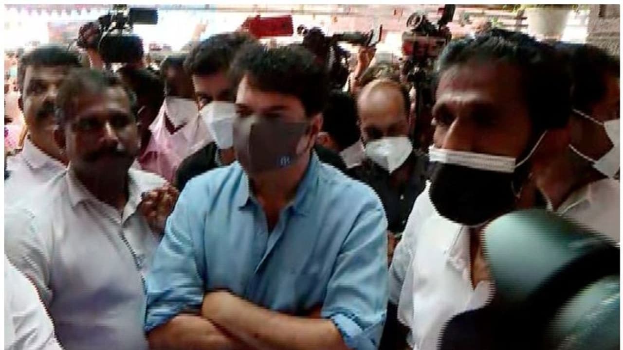 P T Thomas : പി ടിയെ അവസാനമായി ഒരുനോക്കു കാണാന് മമ്മൂട്ടിയെത്തി P T Thomas : പി ടിയെ അവസാനമായി ഒരുനോക്കു കാണാന് മമ്മൂട്ടിയെത്തി