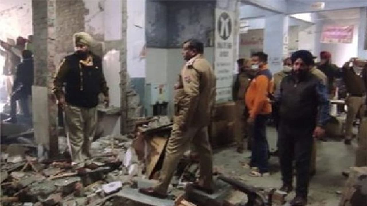 Ludhiana Blast : ലുധിയാന സ്ഫോടനം, പിന്നിൽ ലഹരി മാഫിയ; സഹായം നൽകിയത് ഖലിസ്ഥാൻ സംഘടനകൾ, പൊലീസ് സ്ഥിരീകരണം Ludhiana Blast : ലുധിയാന സ്ഫോടനം, പിന്നിൽ ലഹരി മാഫിയ; സഹായം നൽകിയത് ഖലിസ്ഥാൻ സംഘടനകൾ, പൊലീസ് സ്ഥിരീകരണം