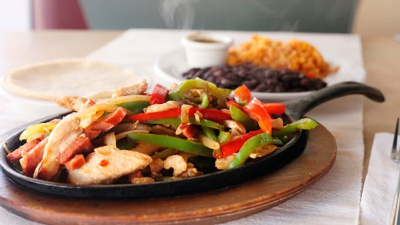 Christmas Special Recipe: সহজে বানিয়ে নিন রেস্তোরাঁর স্বাদে চিকেন সিজলার্স, মেতে উঠুক বড়দিনের পার্টি Christmas Special Recipe: সহজে বানিয়ে নিন রেস্তোরাঁর স্বাদে চিকেন সিজলার্স, মেতে উঠুক বড়দিনের পার্টি