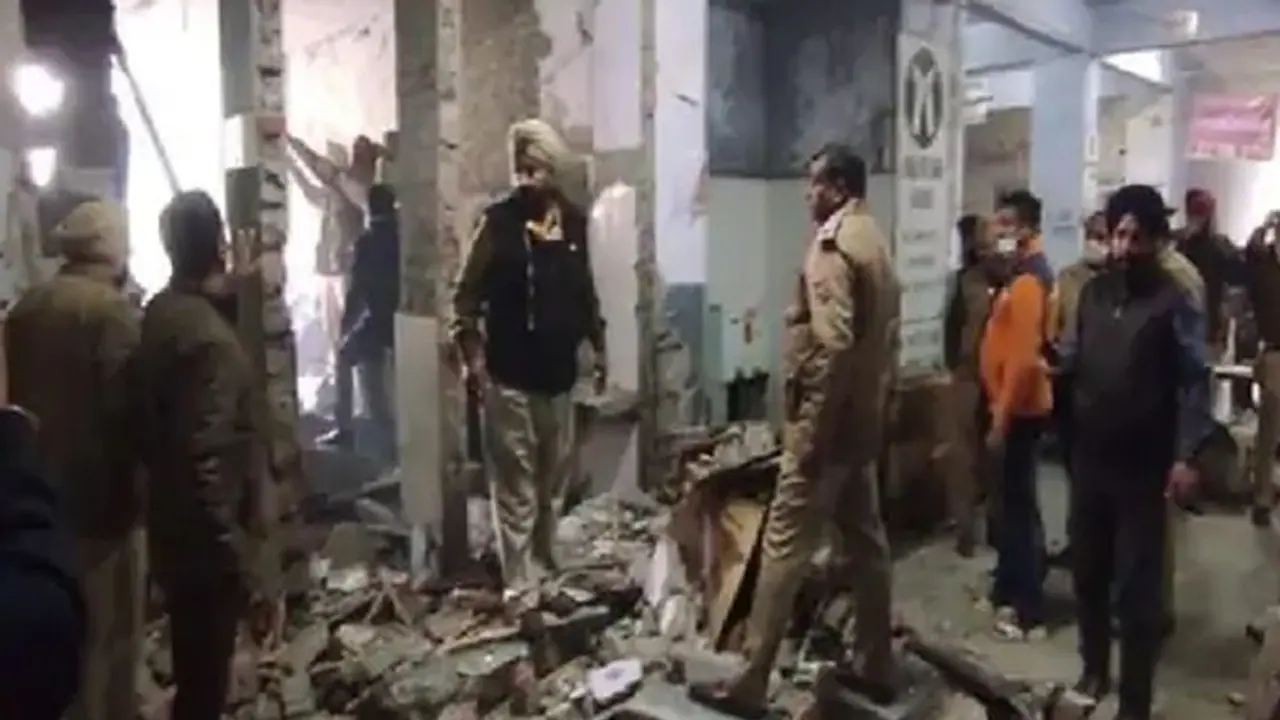 Ludhiana Court Blast: শৌচাগারে বোমা বাঁধতে গিয়েই কি আইইডি বিস্ফোরণ, লুধিয়ানা কোর্টেকাণ্ডে তদন্ত চলছে Ludhiana Court Blast: শৌচাগারে বোমা বাঁধতে গিয়েই কি আইইডি বিস্ফোরণ, লুধিয়ানা কোর্টেকাণ্ডে তদন্ত চলছে