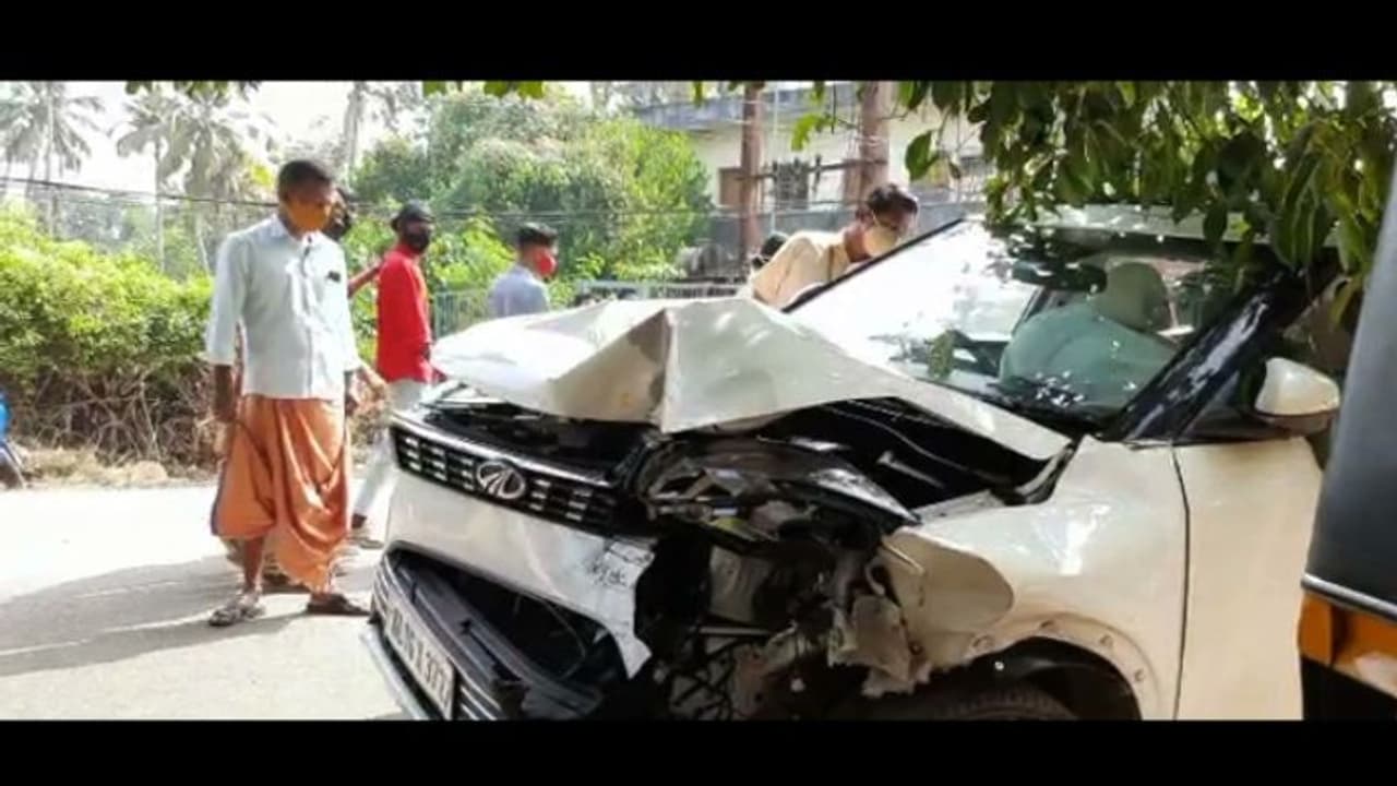 വർക്കല എസ്.എൻ കോളേജിൽ വിദ്യാർത്ഥി ഓടിച്ച വാഹനമിടിച്ച് മറ്റൊരു വിദ്യാർത്ഥിനിക്ക് പരിക്ക് വർക്കല എസ്.എൻ കോളേജിൽ വിദ്യാർത്ഥി ഓടിച്ച വാഹനമിടിച്ച് മറ്റൊരു വിദ്യാർത്ഥിനിക്ക് പരിക്ക്