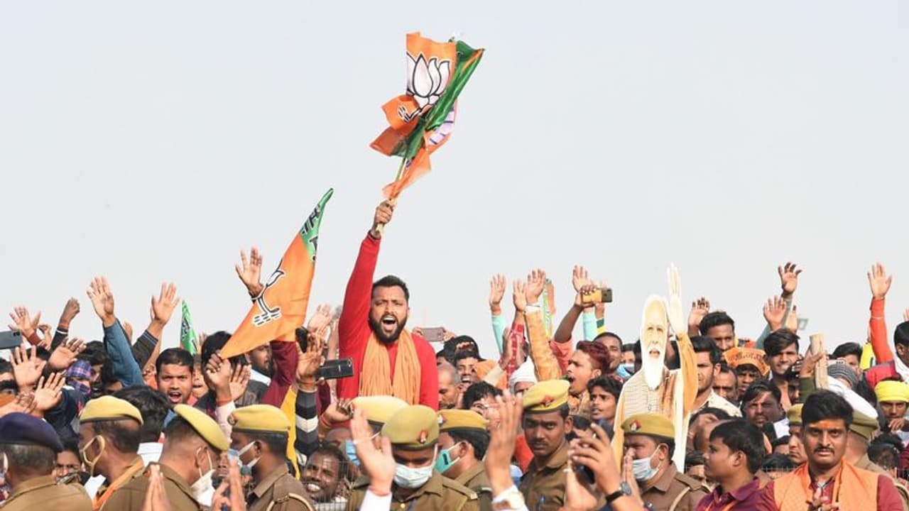 तस्वीरों में देखें मोदी के वाराणसी दौरे का उत्साह, भगवा वस्त्रों में पहुंचे मुस्लिम ने लगाए मोदी मोदी के नारे तस्वीरों में देखें मोदी के वाराणसी दौरे का उत्साह, भगवा वस्त्रों में पहुंचे मुस्लिम ने लगाए मोदी मोदी के नारे