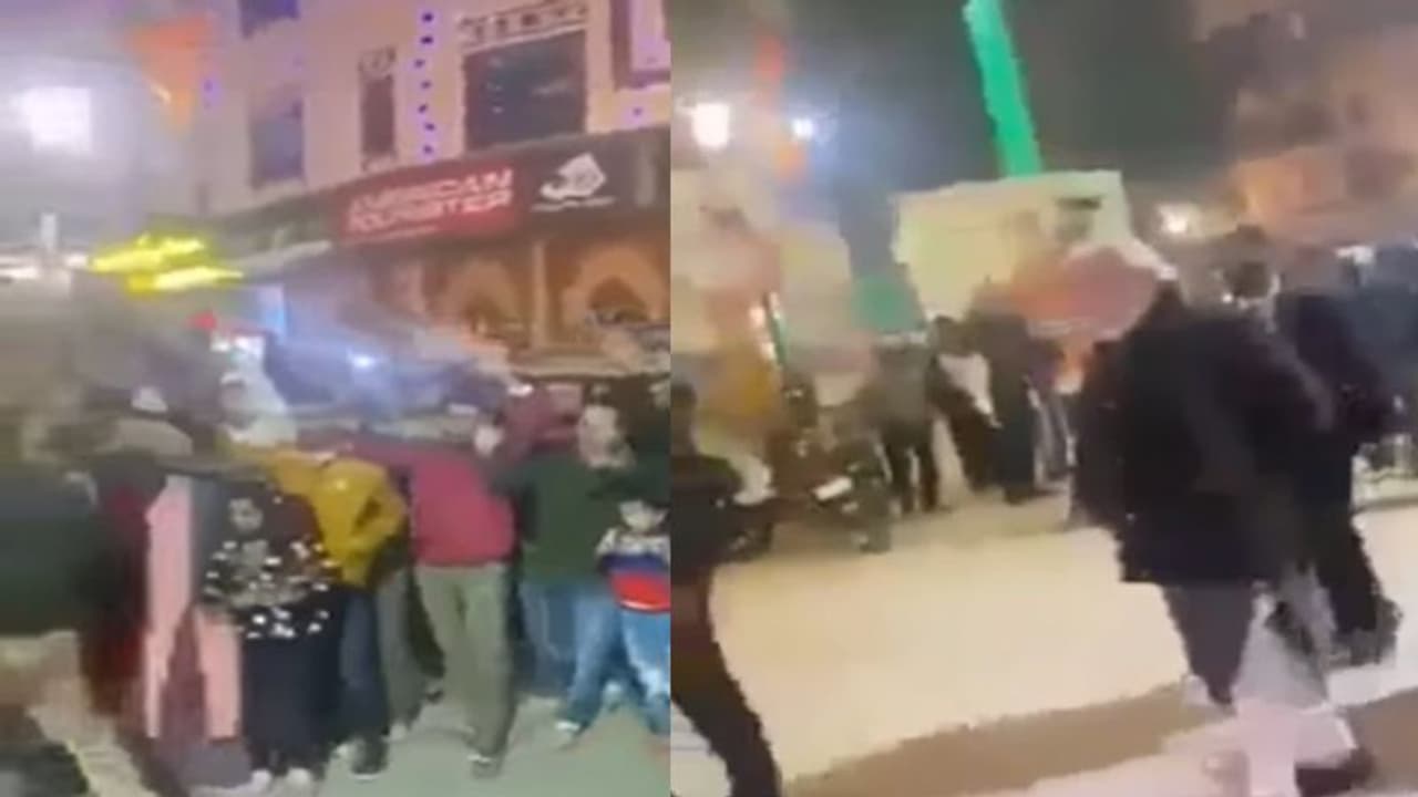 क्या वाराणसी दौरे पर पीएम मोदी के विरोध में नारे लगे, जानें क्या है वायरल वीडियो का सच? क्या वाराणसी दौरे पर पीएम मोदी के विरोध में नारे लगे, जानें क्या है वायरल वीडियो का सच?