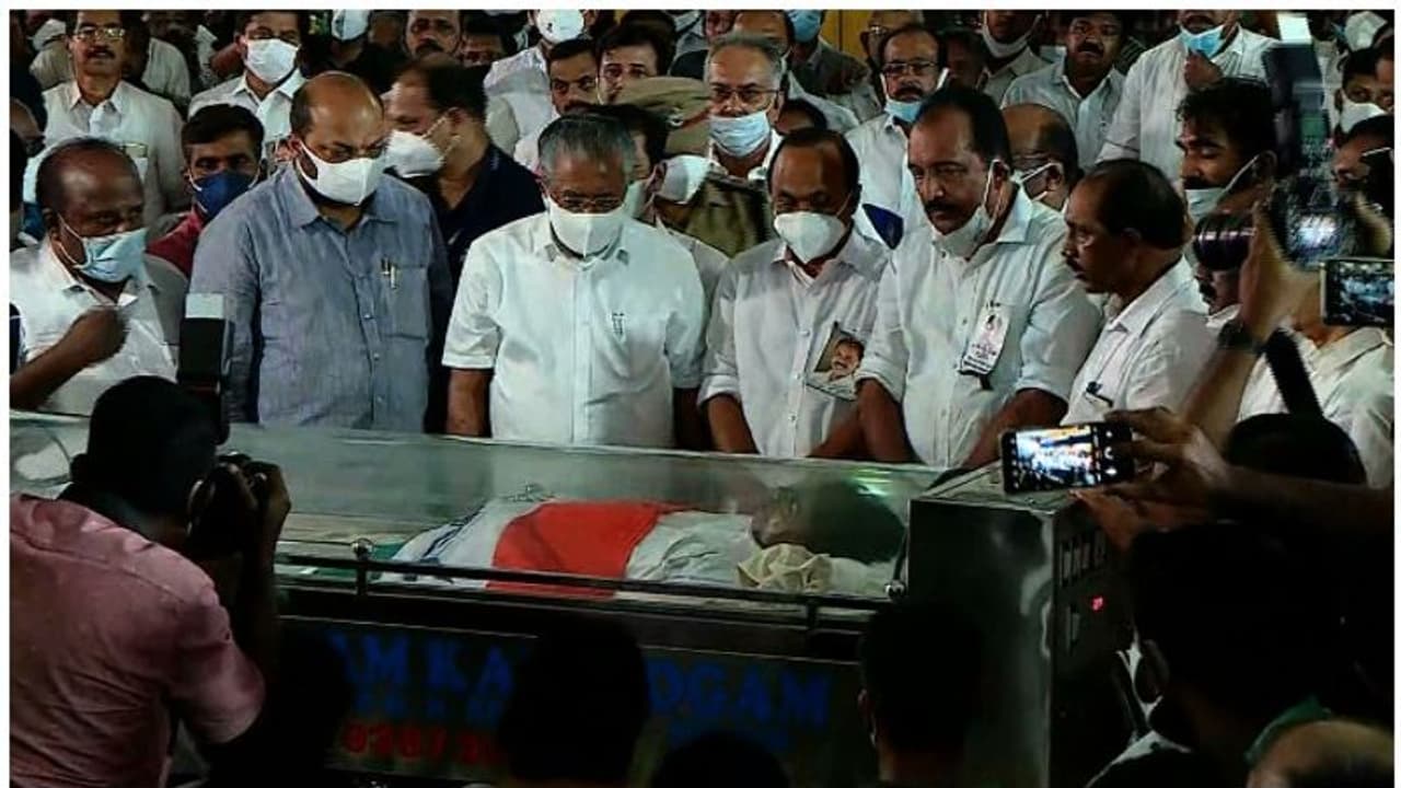 P T Thomas Demise : പി ടി തോമസിന് അന്തിമോപചാരം അർപ്പിച്ച് മുഖ്യമന്ത്രി; സംസ്കാരം അൽപസമയത്തിനകം P T Thomas Demise : പി ടി തോമസിന് അന്തിമോപചാരം അർപ്പിച്ച് മുഖ്യമന്ത്രി; സംസ്കാരം അൽപസമയത്തിനകം