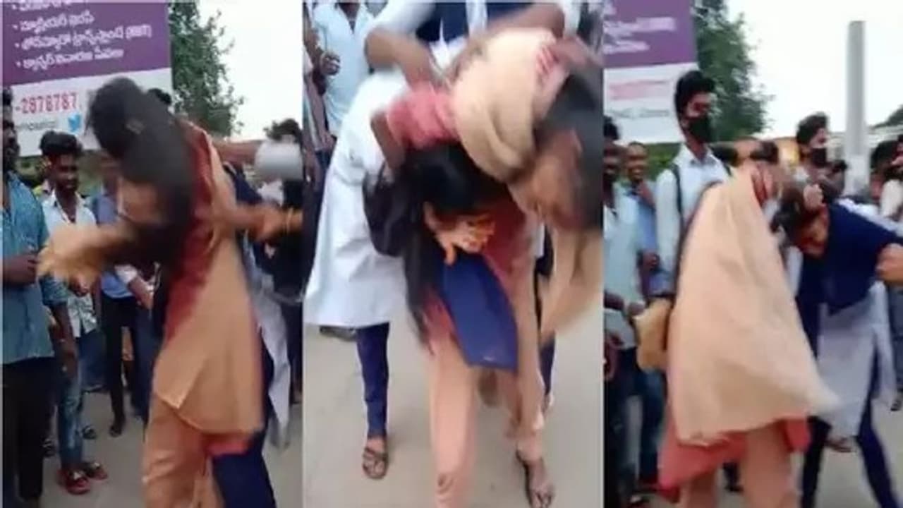 "அவன் என் லவ்வர் டி ".... ஒரு மாணவனுக்காக நடு ரோட்டில் அடித்துக் கொண்ட பள்ளி மாணவிகள்..! "அவன் என் லவ்வர் டி ".... ஒரு மாணவனுக்காக நடு ரோட்டில் அடித்துக் கொண்ட பள்ளி மாணவிகள்..!