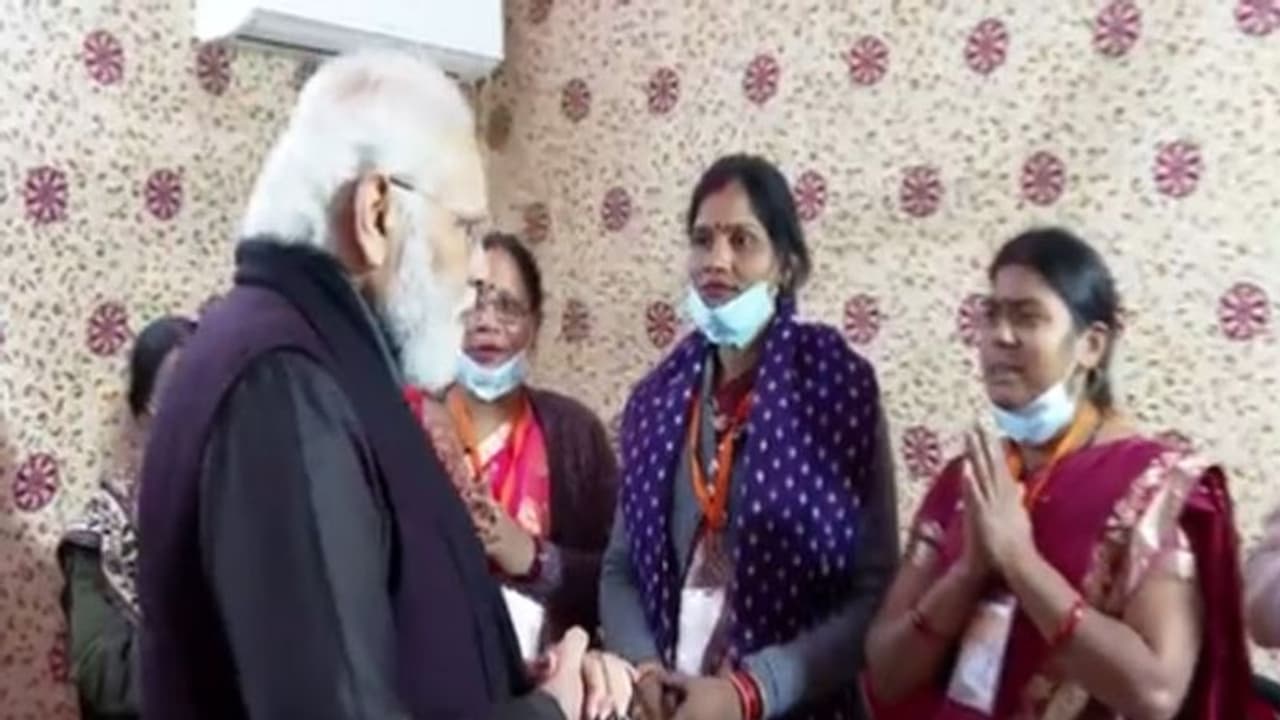 PM मोदी ने काशी में की महिलाओं से मुलाकात, महिला बोली 'पहले मिट्टी का घर था, अब पक्का मकान हो गया' PM मोदी ने काशी में की महिलाओं से मुलाकात, महिला बोली 'पहले मिट्टी का घर था, अब पक्का मकान हो गया'