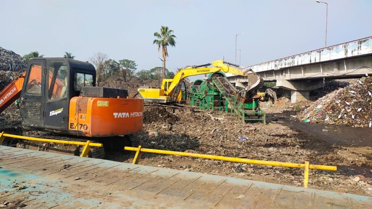 পাহাড়ের আকার নিয়েছিল ৫০ বছর ধরে জমা আবর্জনা, বায়োমাইনিং পদ্ধতিতে শুরু সাফাই কাজ পাহাড়ের আকার নিয়েছিল ৫০ বছর ধরে জমা আবর্জনা, বায়োমাইনিং পদ্ধতিতে শুরু সাফাই কাজ
