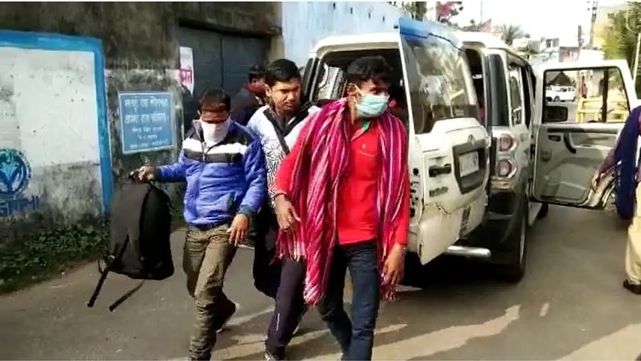 Bally Missing Wives: প্রেমিকের সঙ্গে পালিয়ে যাওয়ায় কর্মকার পরিবারের ২ বধূর ঠাঁই হল না শ্বশুরবাড়িতে Bally Missing Wives: প্রেমিকের সঙ্গে পালিয়ে যাওয়ায় কর্মকার পরিবারের ২ বধূর ঠাঁই হল না শ্বশুরবাড়িতে