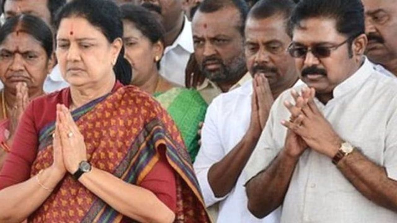 சசிகலாவுக்கு முட்டுக்கட்டை போடும் டி.டி.வி.தினகரன்...கொந்தளிக்கும் ஆதரவாளர்கள்..! சசிகலாவுக்கு முட்டுக்கட்டை போடும் டி.டி.வி.தினகரன்...கொந்தளிக்கும் ஆதரவாளர்கள்..!