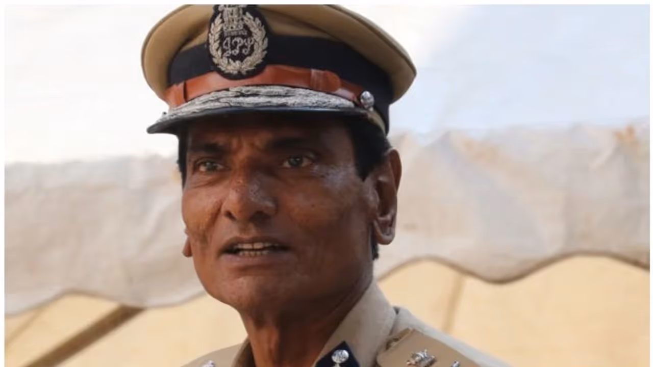 മഴക്കെടുതി; അടിയന്തിര സാഹചര്യവും നേരിടാൻ സജ്ജമാകണം, ജില്ലാ പൊലീസ് മേധാവിമാർ ജാഗ്രത പുലർത്തണമെന്ന് ഡിജിപി മഴക്കെടുതി; അടിയന്തിര സാഹചര്യവും നേരിടാൻ സജ്ജമാകണം, ജില്ലാ പൊലീസ് മേധാവിമാർ ജാഗ്രത പുലർത്തണമെന്ന് ഡിജിപി