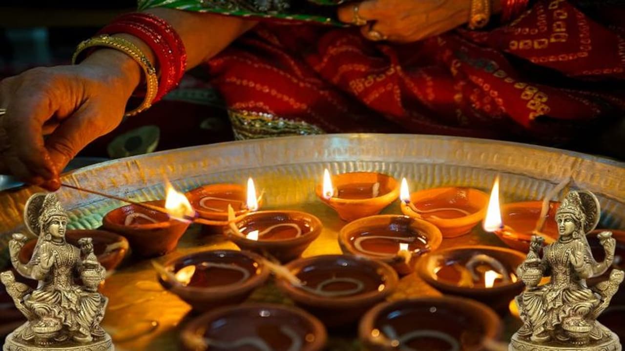 தீபாவளி 2022 : தீபாவளியன்று எண்ணெய் குளியல் ஏன்? எப்போது செய்ய வேண்டும்.. தீபாவளி 2022 : தீபாவளியன்று எண்ணெய் குளியல் ஏன்? எப்போது செய்ய வேண்டும்..