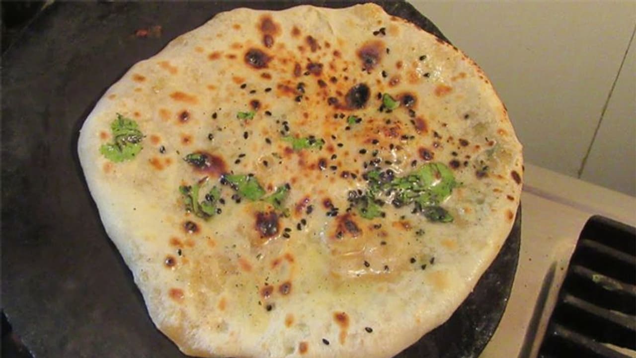 இனி ரெஸ்டாரண்டில் சாப்பிட வேண்டாம். வீட்டிலேயே ரொம்ப ஈஸியாக செய்யலாம் “பட்டர் குல்ச்சா”