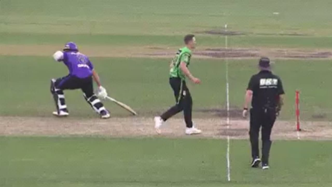 ఇది షార్ట్ రన్ కాదు, అంతకుమించి... సగం క్రీజు నుంచే వెనక్కి వెళ్లిన బ్యాట్స్మెన్... అంపైర్లు ఏం చేశారంటే... ఇది షార్ట్ రన్ కాదు, అంతకుమించి... సగం క్రీజు నుంచే వెనక్కి వెళ్లిన బ్యాట్స్మెన్... అంపైర్లు ఏం చేశారంటే...