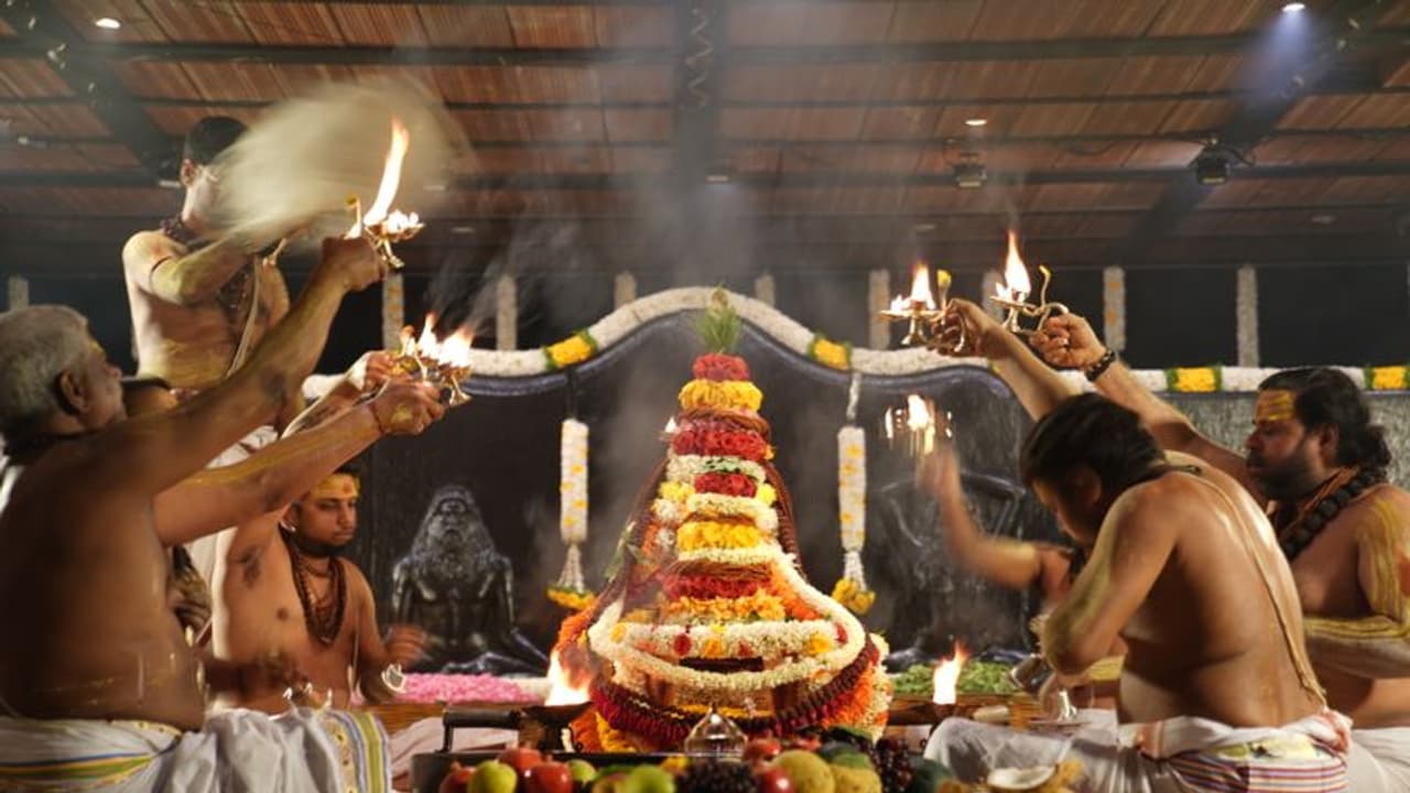 அகஸ்தியர் ஜெயந்தியை முன்னிட்டு யோகேஸ்வர லிங்கத்திற்கு சப்தரிஷி ஆரத்தி! காசியைச் சேர்ந்த 7 உபாசகர்கள் நடத்தினர் அகஸ்தியர் ஜெயந்தியை முன்னிட்டு யோகேஸ்வர லிங்கத்திற்கு சப்தரிஷி ஆரத்தி! காசியைச் சேர்ந்த 7 உபாசகர்கள் நடத்தினர்